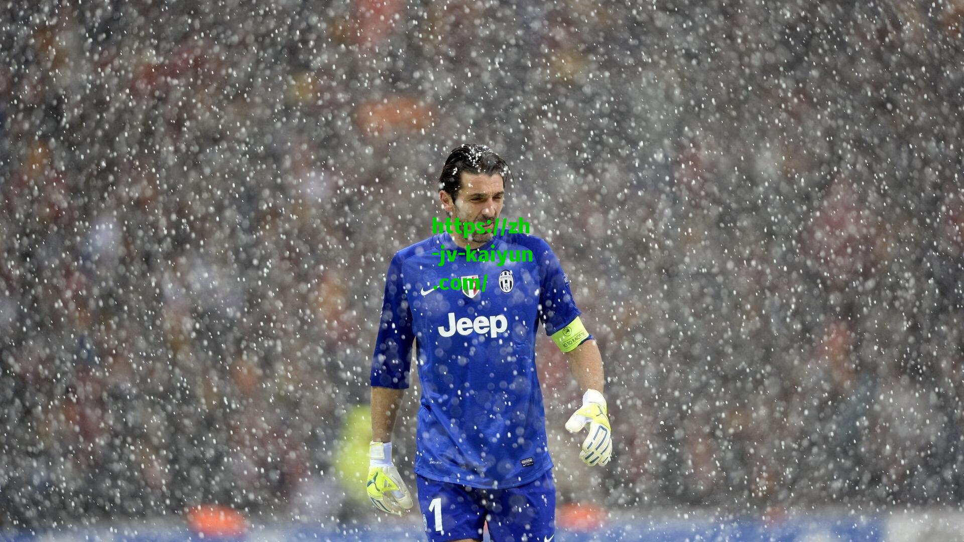 厄瓜多尔球迷再掀风波，维尼修斯沙滩球金球图引爆网络，南美足球文化冲突升级