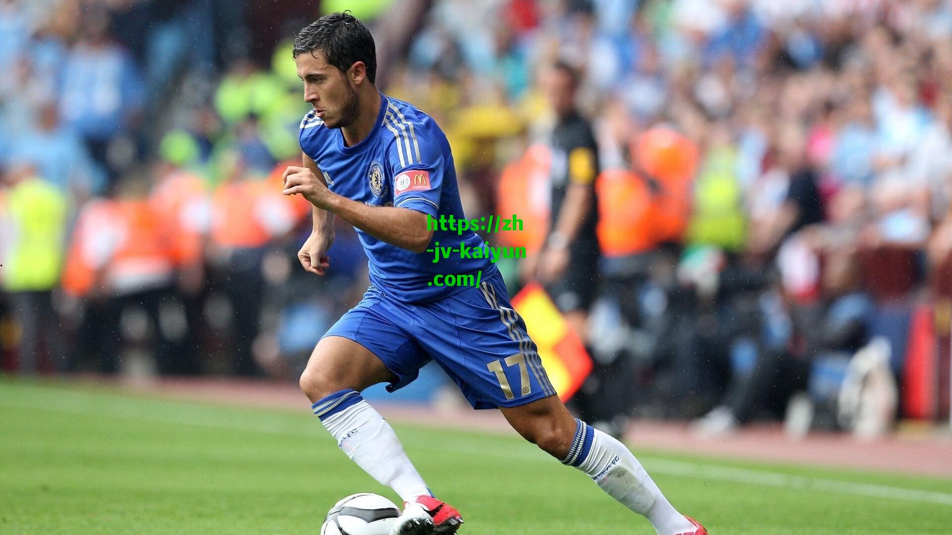 利物浦全队飞赴葡萄牙致哀 范迪克罗伯逊手持花圈送别若塔兄弟